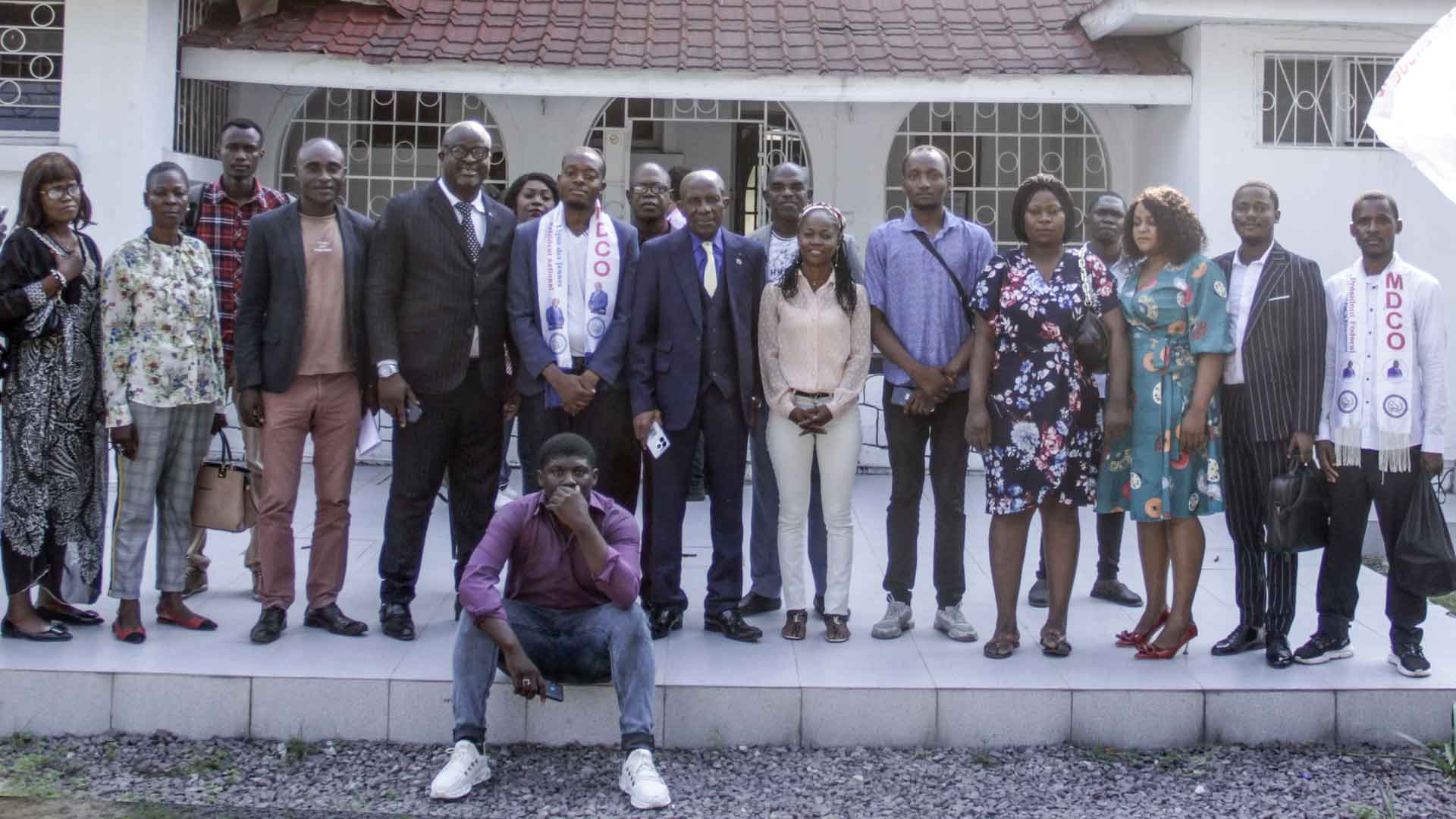 En avant plan VANGU TSHIOBO Chadrack, Président de la Ligue des Jeunes à MBUDI.